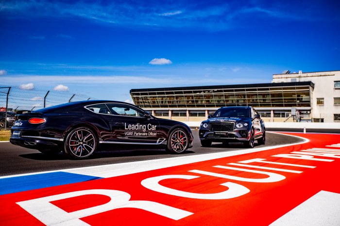 Des Bentley en Leading Car et Safety Car