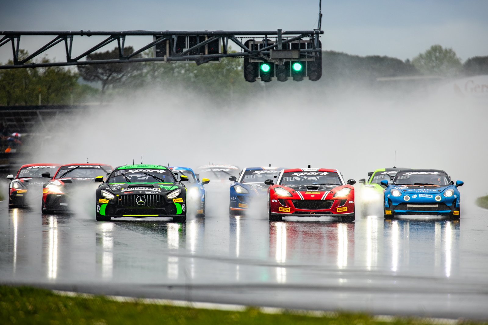 Simon et Huteau bravent la pluie pour une superbe victoire à Nogaro 