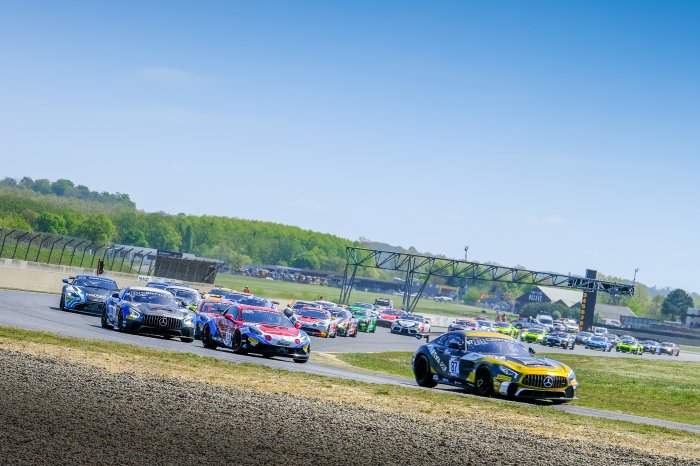 Arrivée au sprint pour les Coupes de Pâques de Nogaro