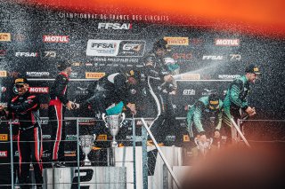 Course 1, Podium
 | SRO / TWENTY-ONE CREATION - Jules Benichou