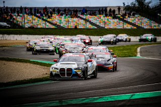 #17 - L'ESPACE BIENVENUE - Benjamin Lessennes - Ricardo Van Der Ende - BMW M4 GT4 (G82) - Silver, Course 2, Départ, FFSA GT
 | © SRO - TWENTY-ONE CREATION | Jules Benichou