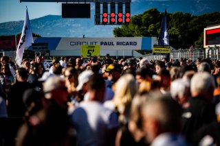 Grid Walk
 | © SRO - TWENTY-ONE CREATION | Jules Benichou