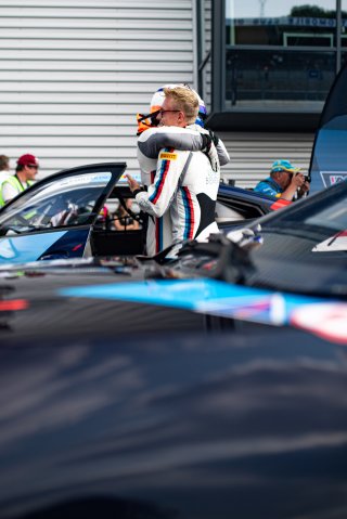 #17 - L'ESPACE BIENVENUE - Ricardo Van Der Ende - Benjamin Lessennes - BMW M4 GT4 (G82) - Silver, GT4 France, Race 1
 | ©SRO/ JULES BEAUMONT