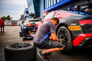 Pit Walk
 | © SRO - TWENTY-ONE CREATION | Jules Benichou