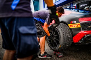 Pit Walk
 | © SRO - TWENTY-ONE CREATION | Jules Benichou