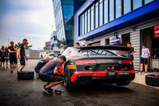 Pit Walk
 | © SRO - TWENTY-ONE CREATION | Jules Benichou