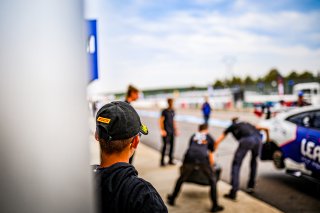 Pit Walk
 | © SRO - TWENTY-ONE CREATION | Jules Benichou