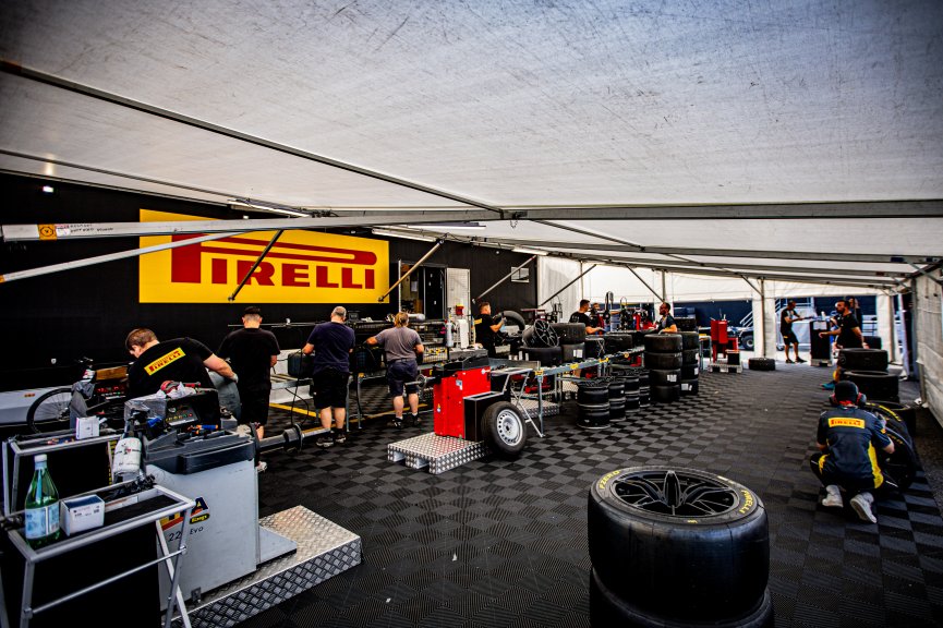 Ambiance, Paddock, Partenaires, Pirelli, Set Up
