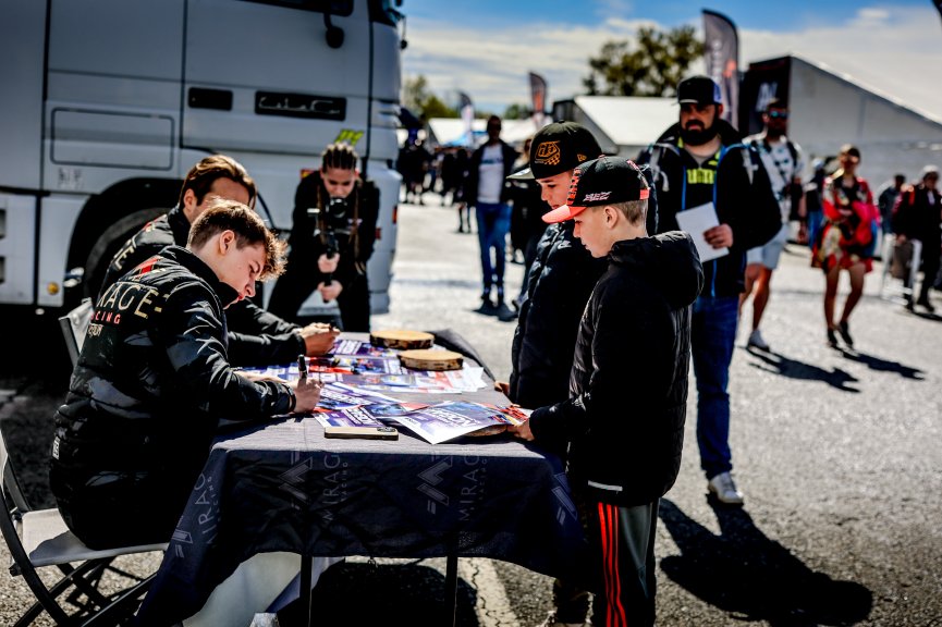 Séance d'autographe
