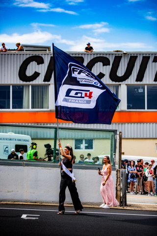 Grid Walk
 | &copy;&nbsp;SRO - TWENTY-ONE CREATION | Jules Benichou